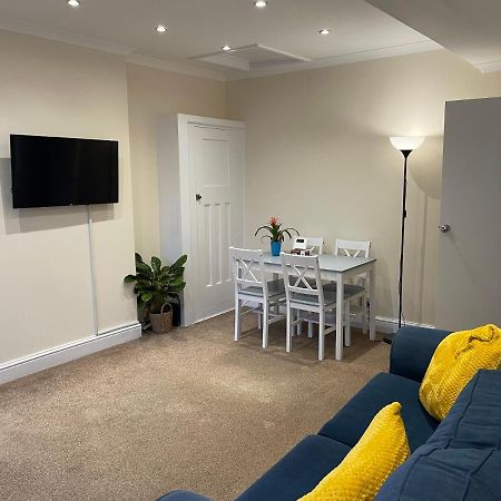 Super Convenient For Central London - Large 2 Double Bed Apartment 30 Seconds Walk To Platform Train Station And 19 Mins To London Waterloo Bagian luar foto