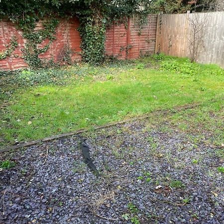 Super Convenient For Central London - Large 2 Double Bed Apartment 30 Seconds Walk To Platform Train Station And 19 Mins To London Waterloo Bagian luar foto