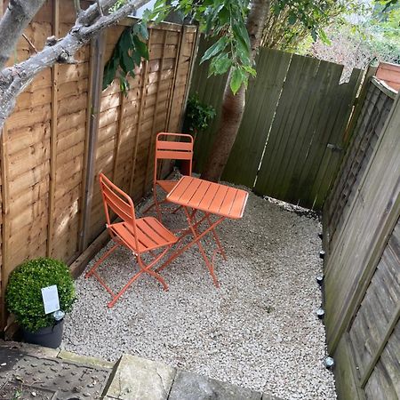 Super Convenient For Central London - Large 2 Double Bed Apartment 30 Seconds Walk To Platform Train Station And 19 Mins To London Waterloo Bagian luar foto