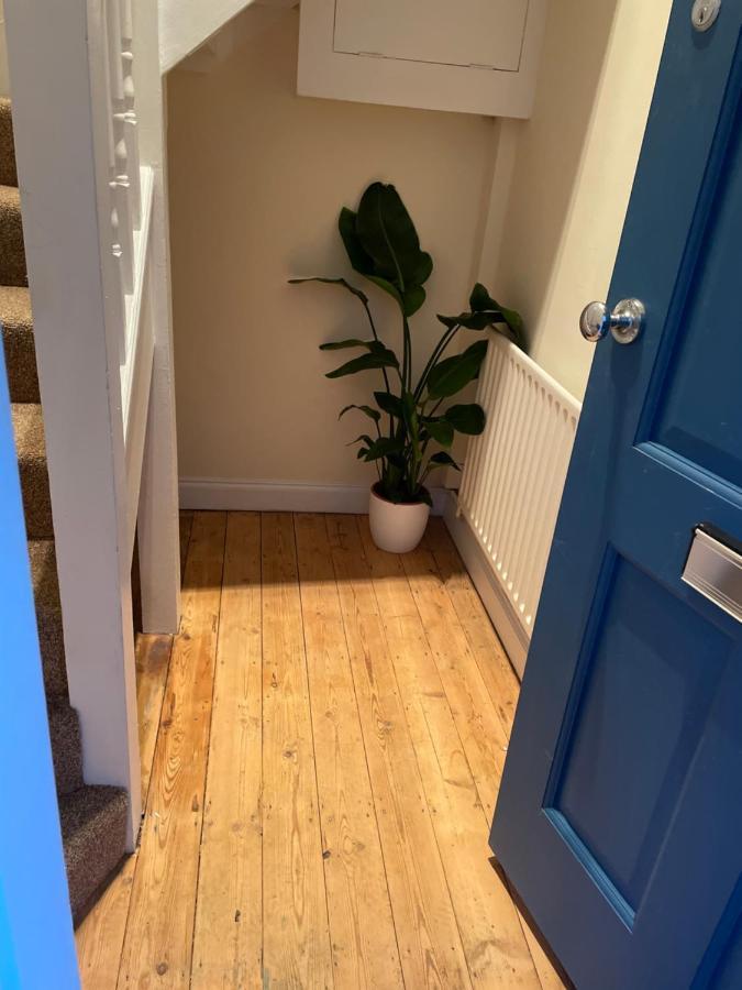 Super Convenient For Central London - Large 2 Double Bed Apartment 30 Seconds Walk To Platform Train Station And 19 Mins To London Waterloo Bagian luar foto