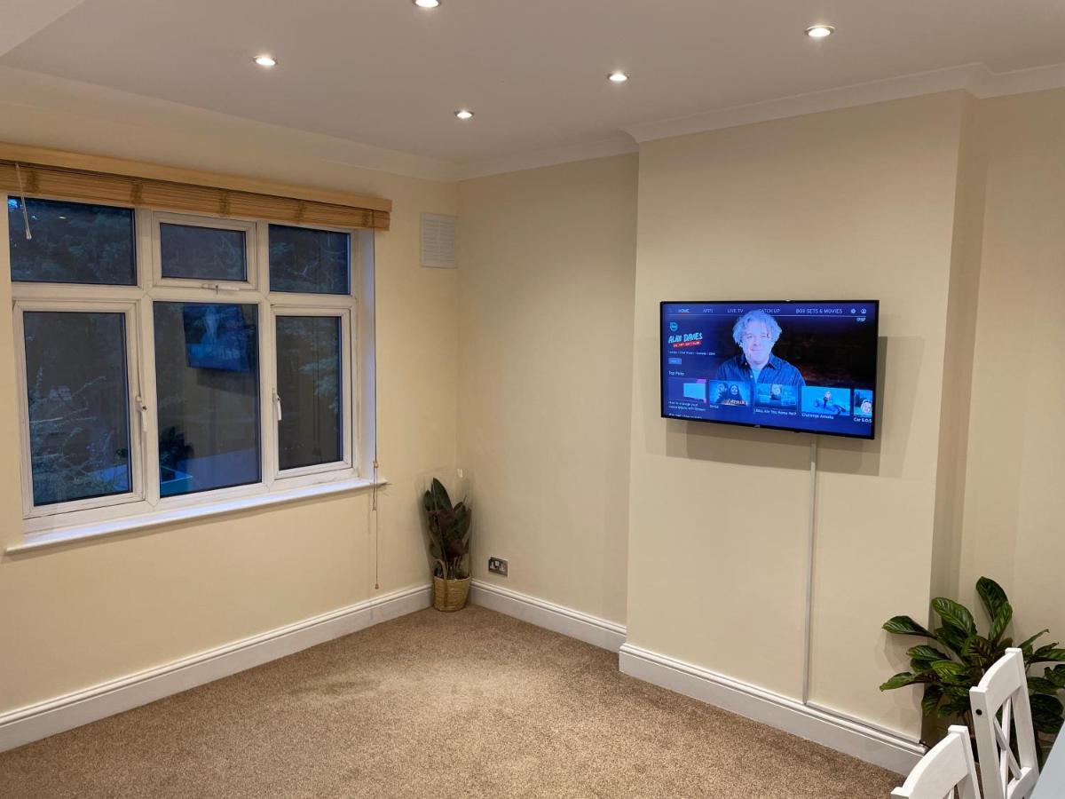 Super Convenient For Central London - Large 2 Double Bed Apartment 30 Seconds Walk To Platform Train Station And 19 Mins To London Waterloo Bagian luar foto