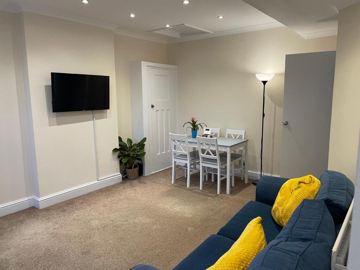 Super Convenient For Central London - Large 2 Double Bed Apartment 30 Seconds Walk To Platform Train Station And 19 Mins To London Waterloo Bagian luar foto