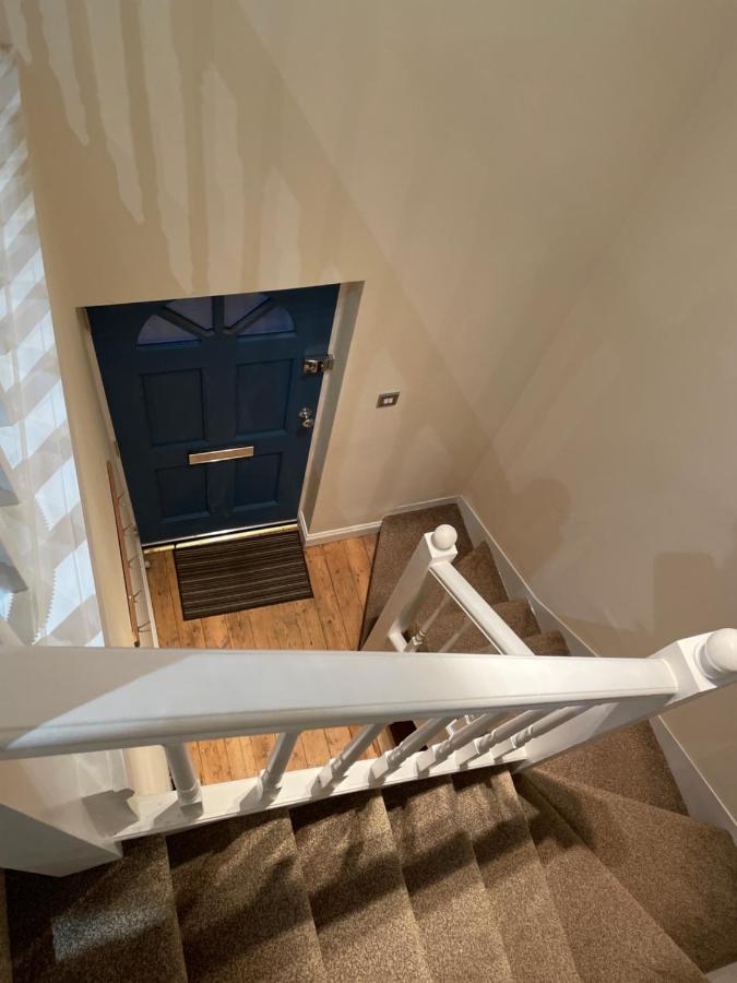 Super Convenient For Central London - Large 2 Double Bed Apartment 30 Seconds Walk To Platform Train Station And 19 Mins To London Waterloo Bagian luar foto