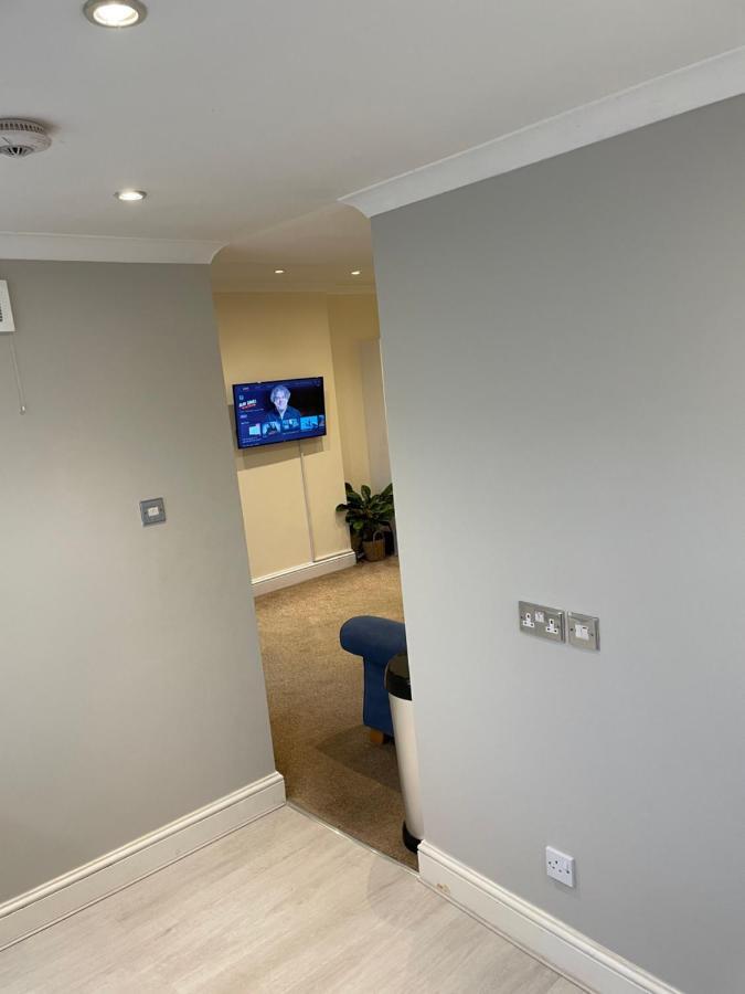Super Convenient For Central London - Large 2 Double Bed Apartment 30 Seconds Walk To Platform Train Station And 19 Mins To London Waterloo Bagian luar foto