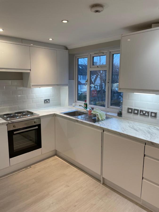 Super Convenient For Central London - Large 2 Double Bed Apartment 30 Seconds Walk To Platform Train Station And 19 Mins To London Waterloo Bagian luar foto