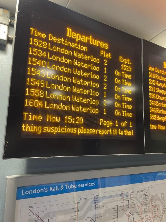 Super Convenient For Central London - Large 2 Double Bed Apartment 30 Seconds Walk To Platform Train Station And 19 Mins To London Waterloo Bagian luar foto