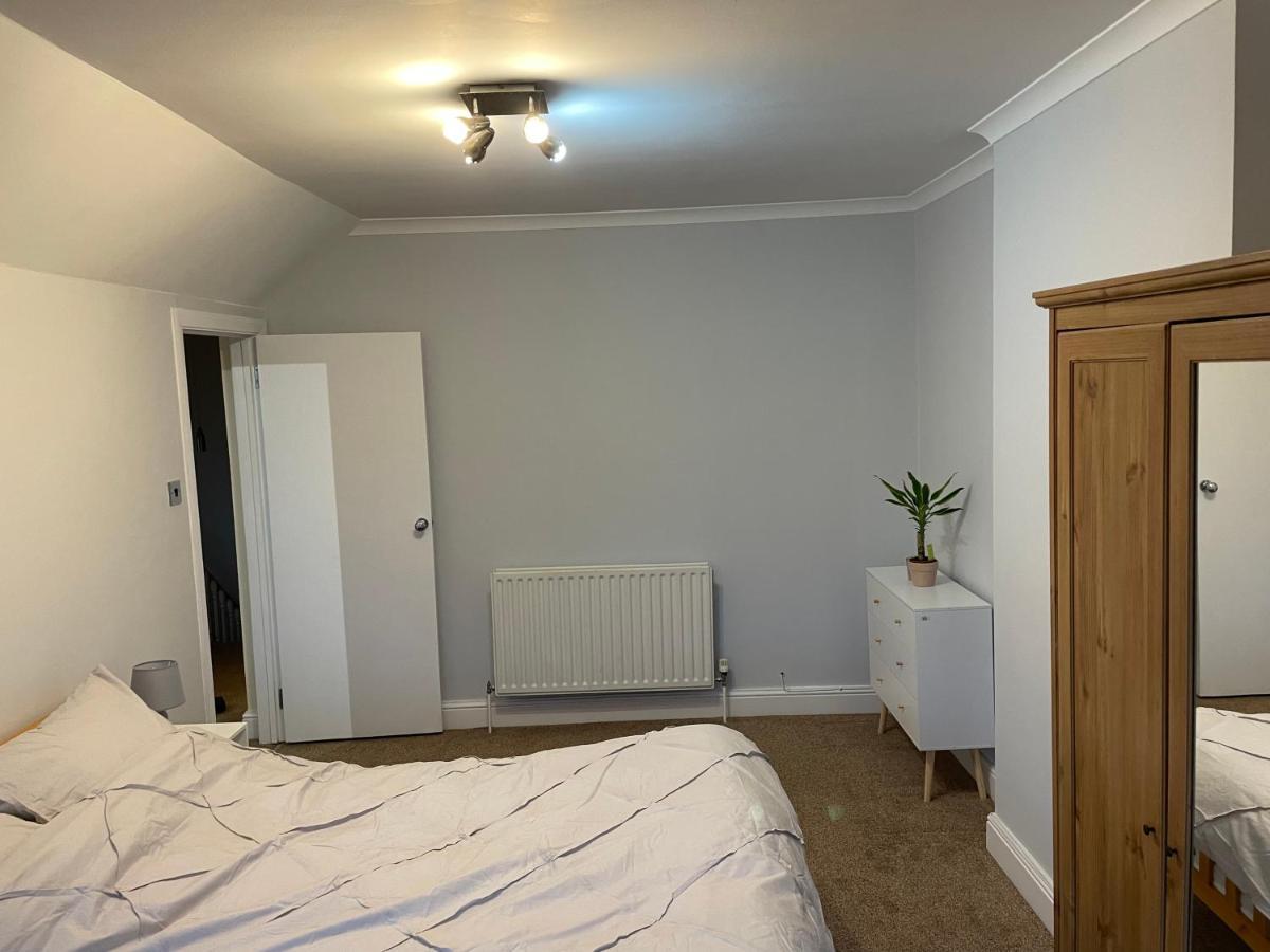 Super Convenient For Central London - Large 2 Double Bed Apartment 30 Seconds Walk To Platform Train Station And 19 Mins To London Waterloo Bagian luar foto
