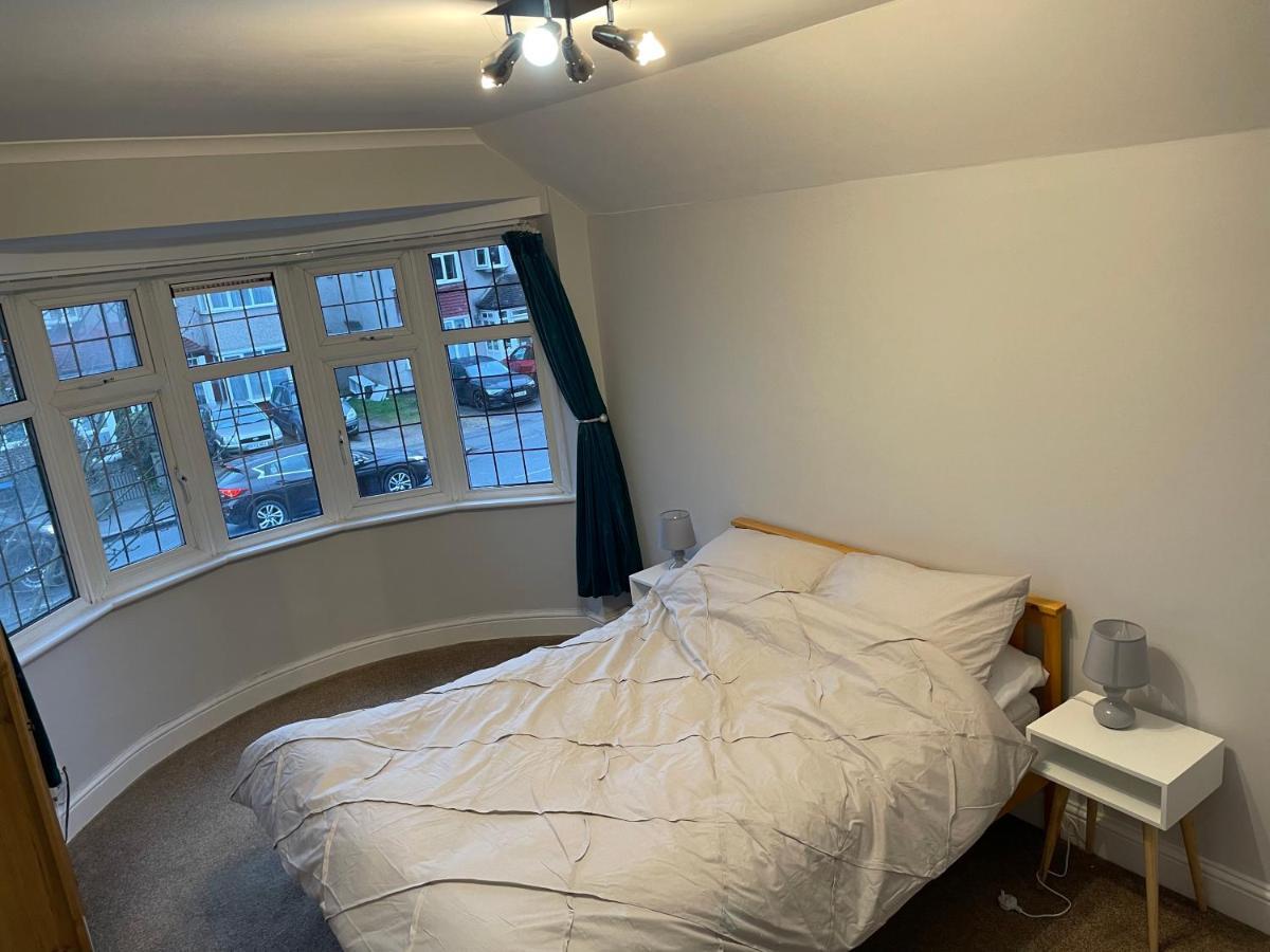 Super Convenient For Central London - Large 2 Double Bed Apartment 30 Seconds Walk To Platform Train Station And 19 Mins To London Waterloo Bagian luar foto