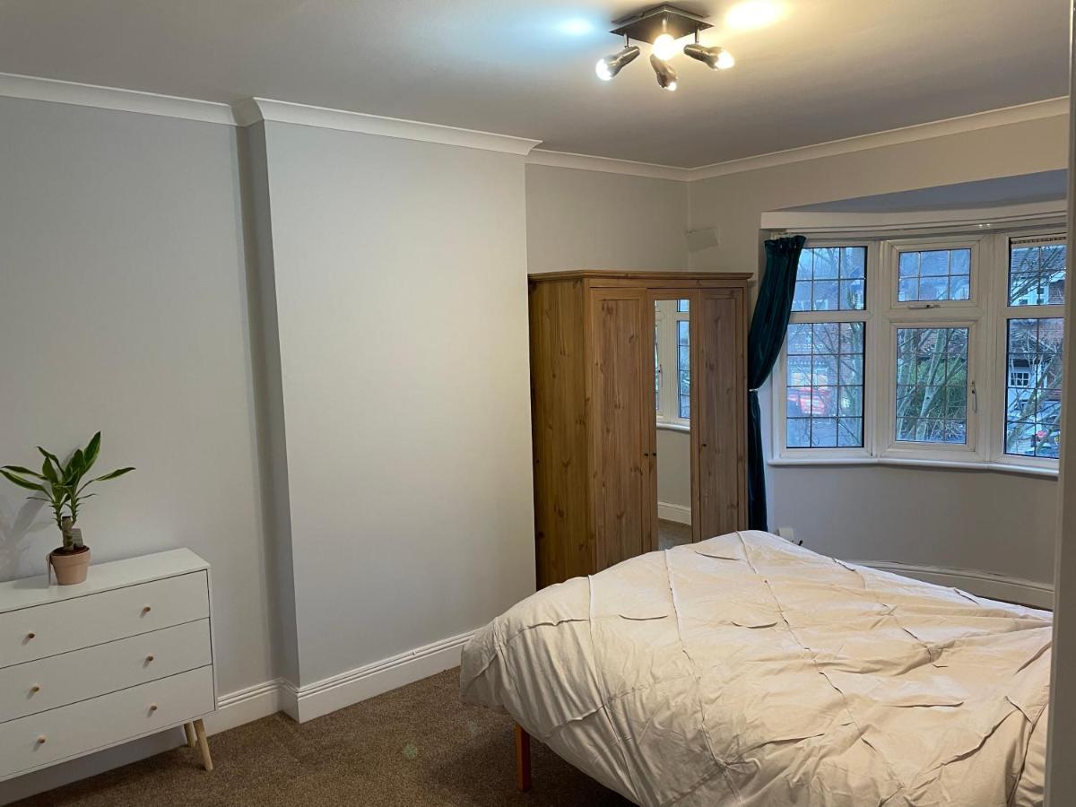 Super Convenient For Central London - Large 2 Double Bed Apartment 30 Seconds Walk To Platform Train Station And 19 Mins To London Waterloo Bagian luar foto
